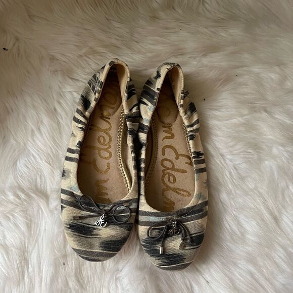 Sam
Edelman Felicia beige & gray fabric flats with silver tone accent size 7.5M - Picture 1 of 9